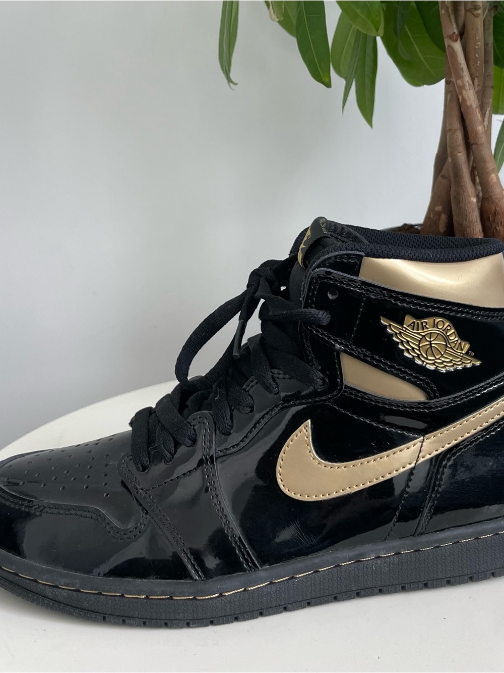 Men Size 8 Jordan 1 Retro High
Black Metallic Gold Shoes (2020)